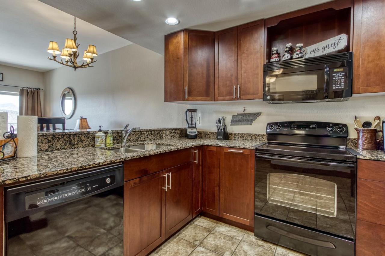 Gorgeous 2Bd 2Bth Condo With Mountain Views Pool Hot Tub Game Room Close To Parkway Pigeon Forge Extérieur photo